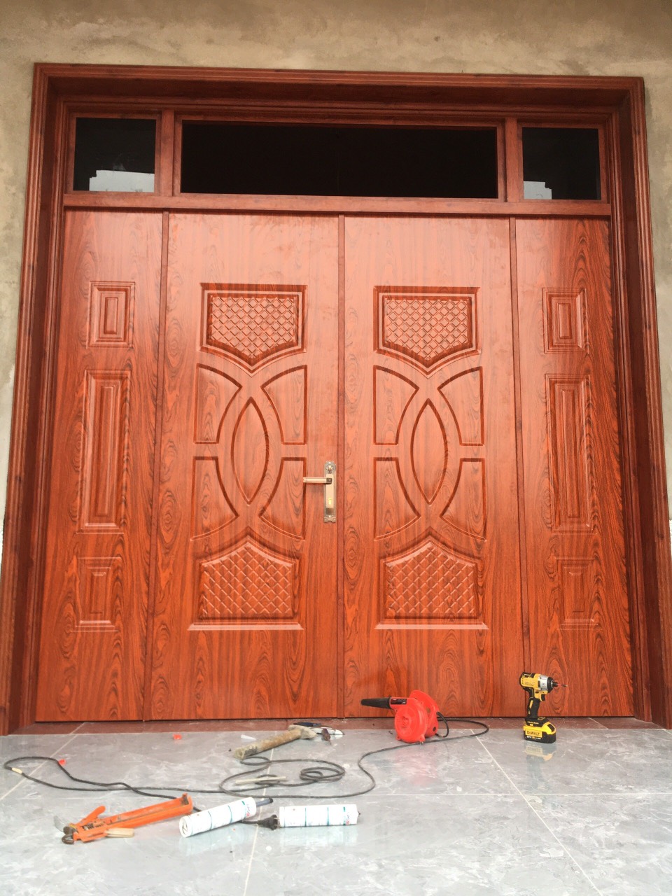 dịch vụ lắp đặt cửa thép vân gỗ tại xuân lộc